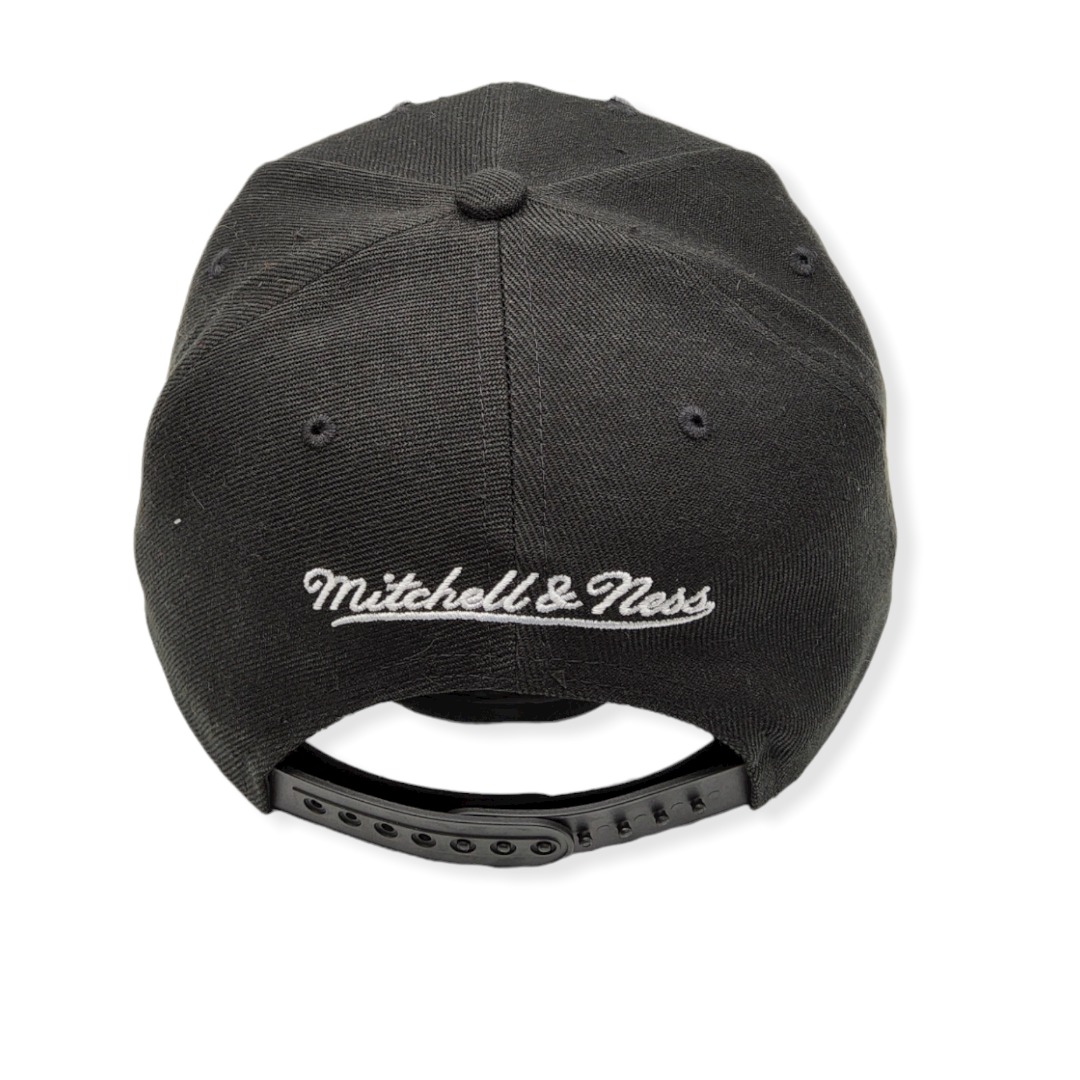 Mitchell & Ness Chicago Bulls XL BWG Hardwood Classics Adjustable Snapback Hat Cap